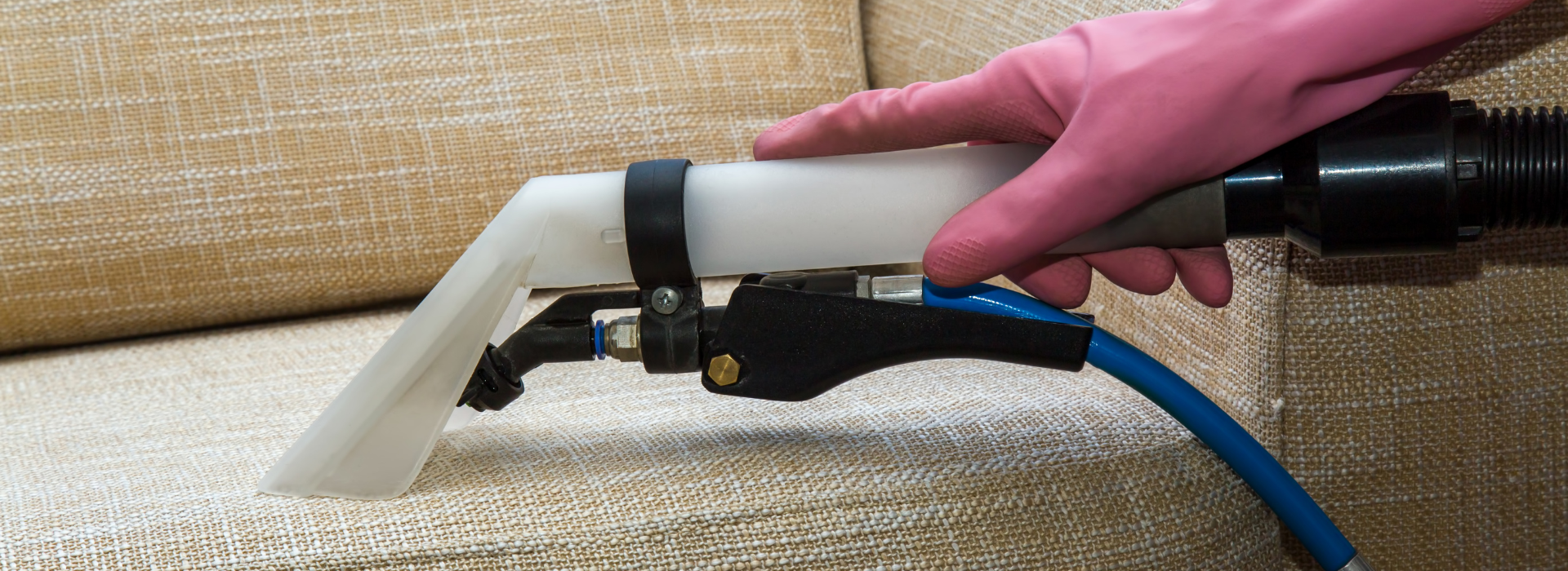 Pasos para limpiar un sofá en seco