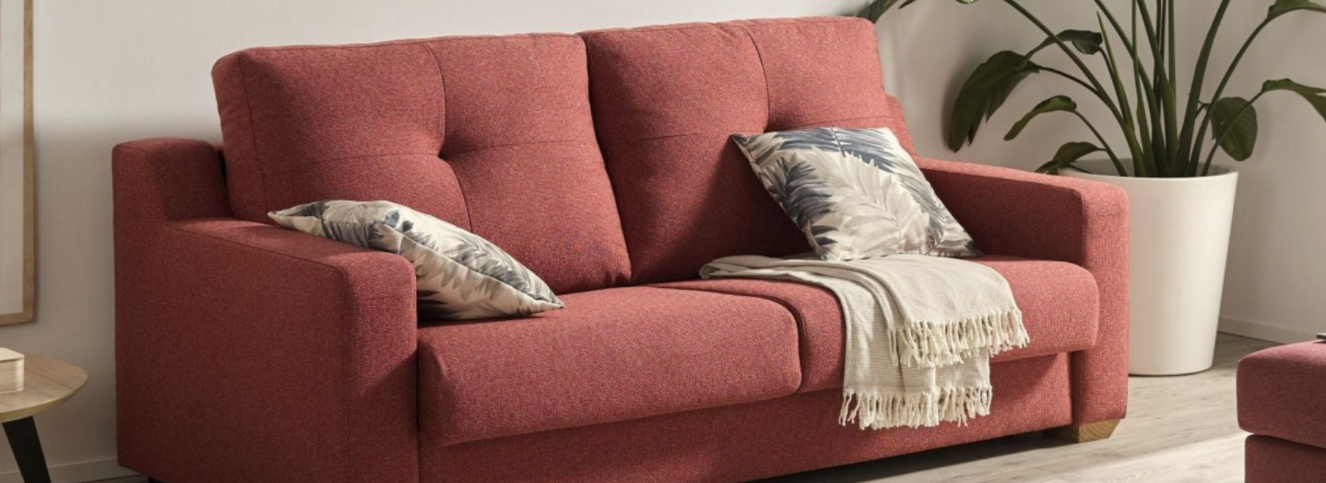 Limpieza de un sofá de tela antimanchas: pasos y consejos