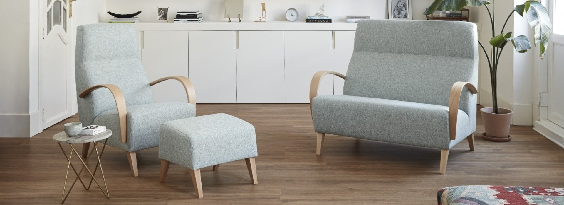 ¿Qué color es el mejor para combinar un sofá azul?