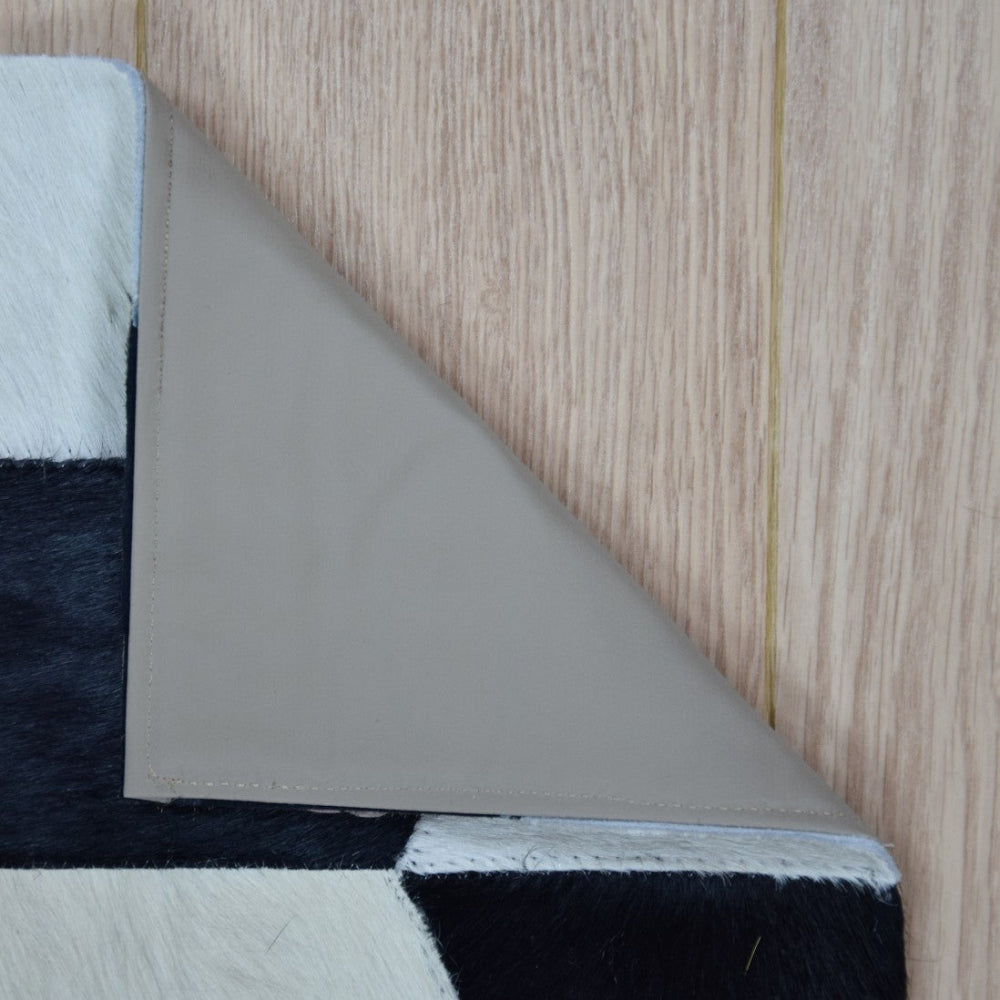 detalle del reves de la Alfombra de diseño en piel Merengue Negro