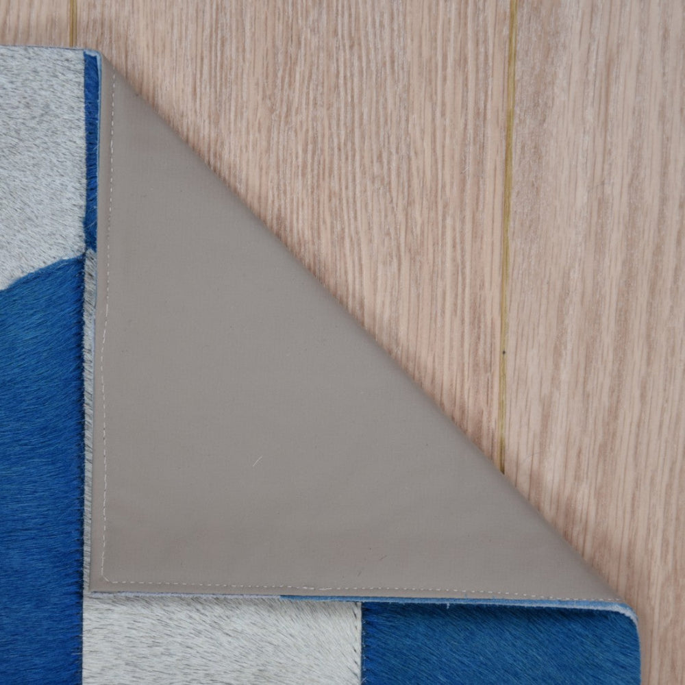 detalle del reves de Alfombra de diseño en piel Merengue Azul