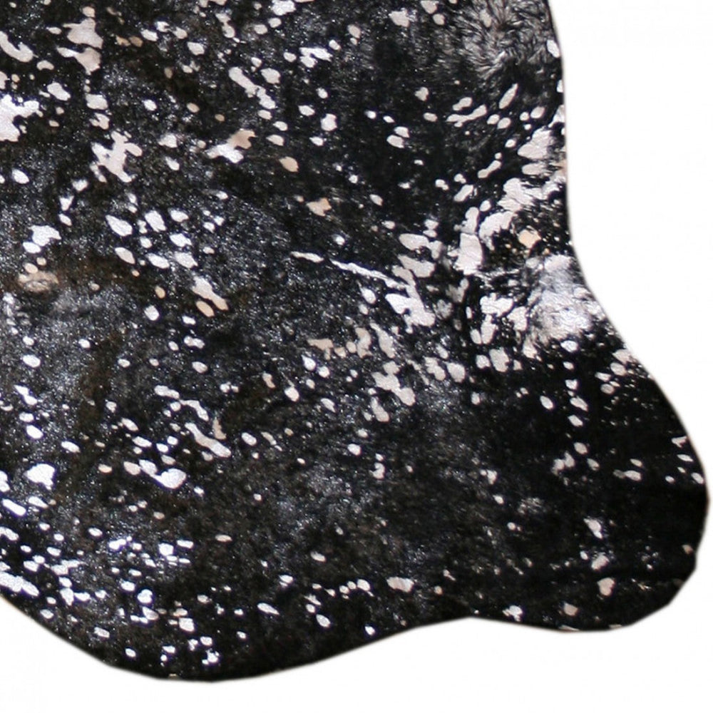 detalle de Alfombra de diseño en piel Devoré en Negro con detalles plateados