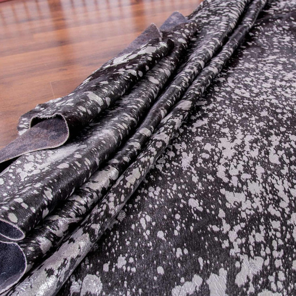detalle de Alfombra de diseño en piel Devoré en Negro con detalles plateados