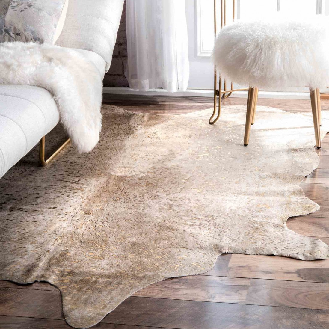 Alfombra de diseño en piel Devoré en Plata con detalles dorados en un dormitorio