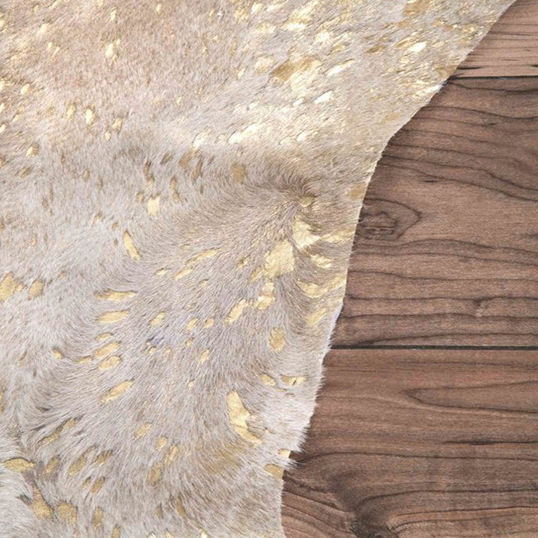 detalle de Alfombra de diseño en piel Devoré en Plata con detalles dorados
