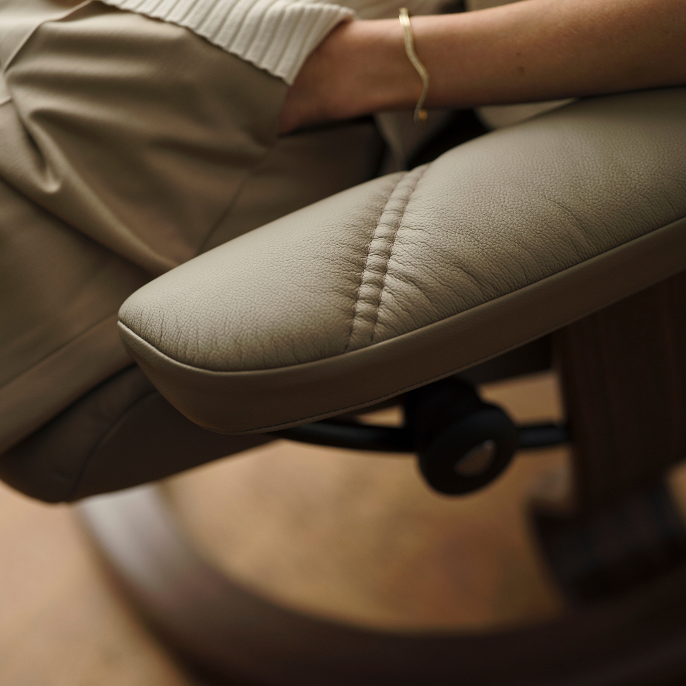 Sillon modelo CONSUL Classic Plus™ System de STRESSLESS en piel Paloma
