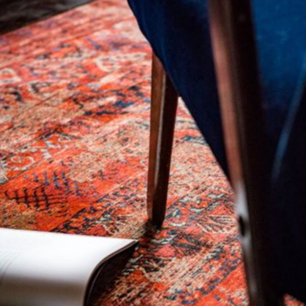 Detalle de alfombra con pata de mesa