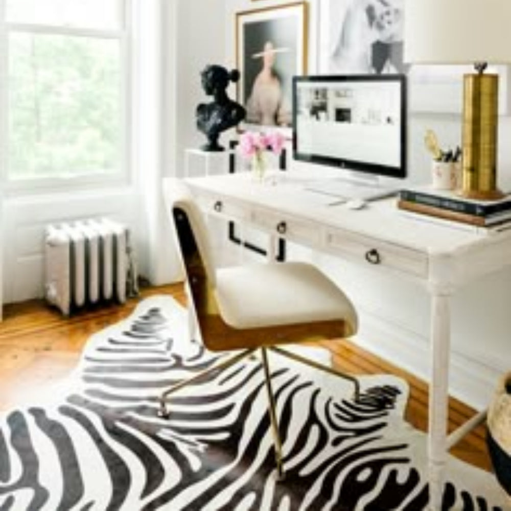 Alfombra de diseño en piel Exotic dibujo A en un escritorio