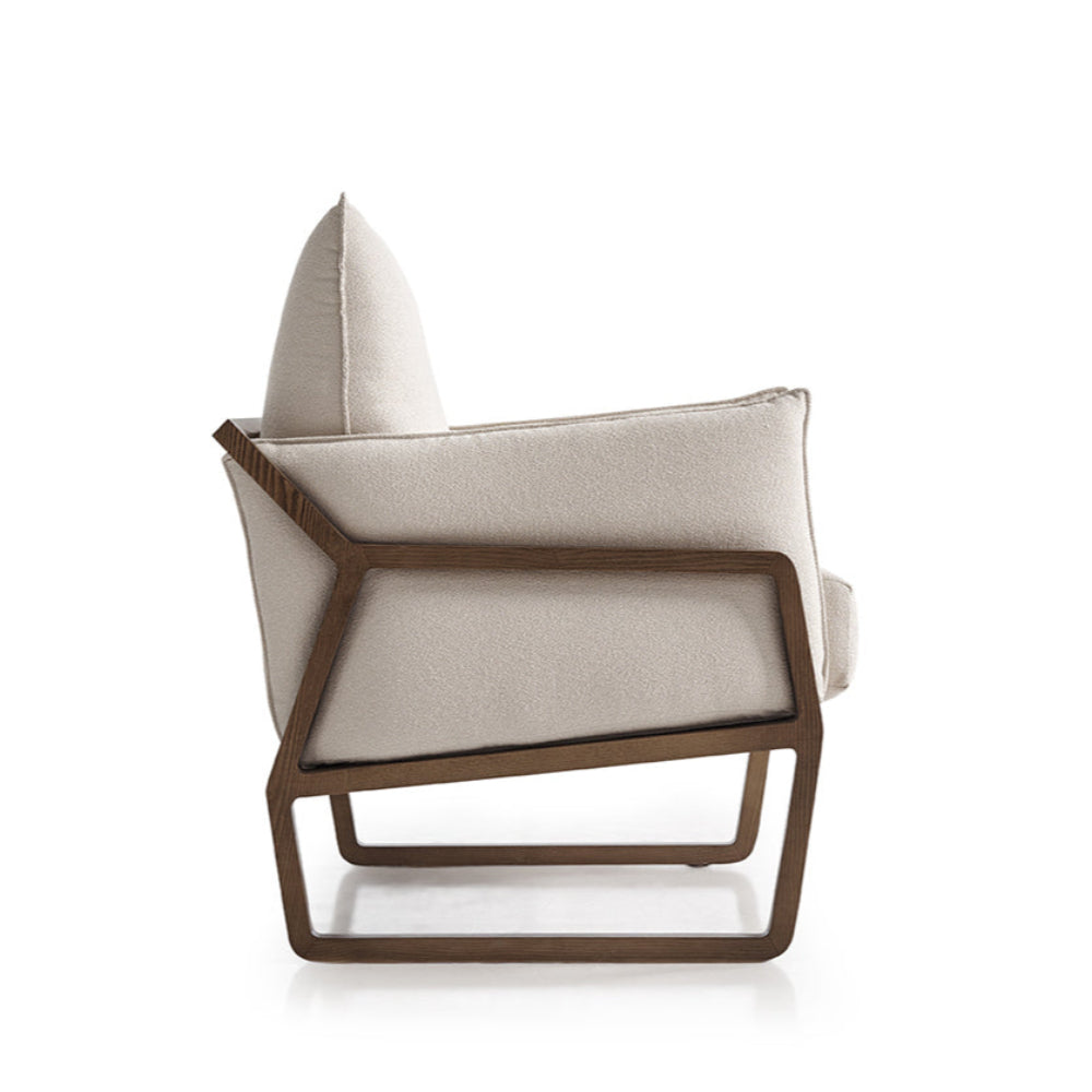 Sillón de diseño con estructura de madera modelo RIDDIM