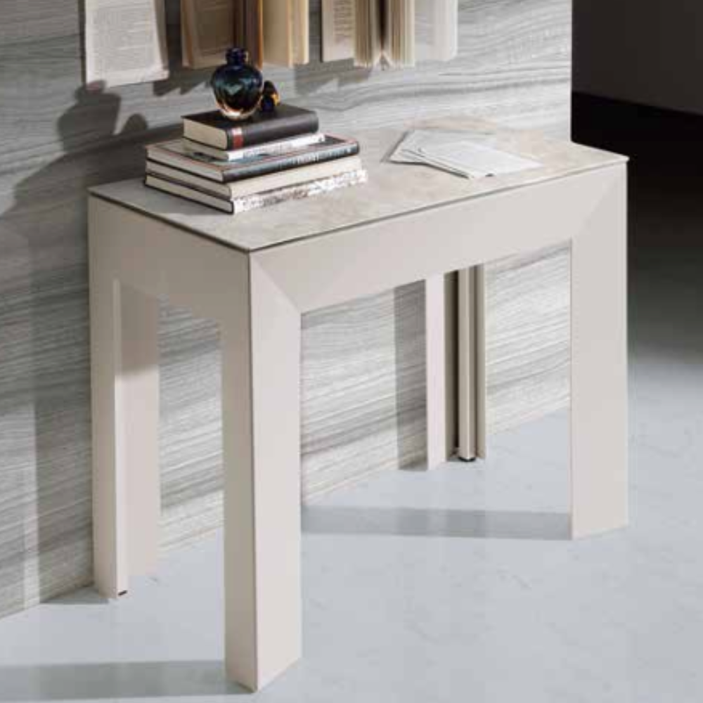 Consola convertible en mesa de comedor en el recibidor de una casa con ambiente clásico