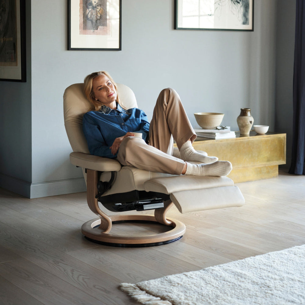 Sillón modelo CONSUL Classic Power™ Plus™ System Power™ de Stressless piel Paloma