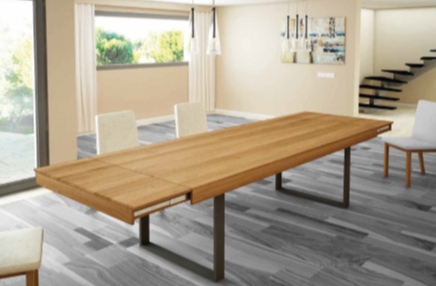 Mesa comedor extensible de diseño modelo Rebeca Pie Escuadra tapa roble