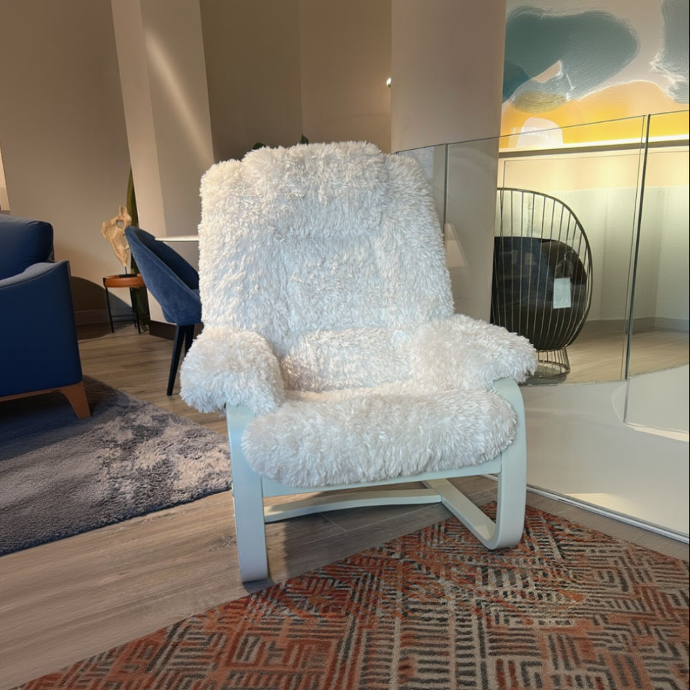 Sillón relax de diseño en color blanco con textura de pelo en showroom Sidivani