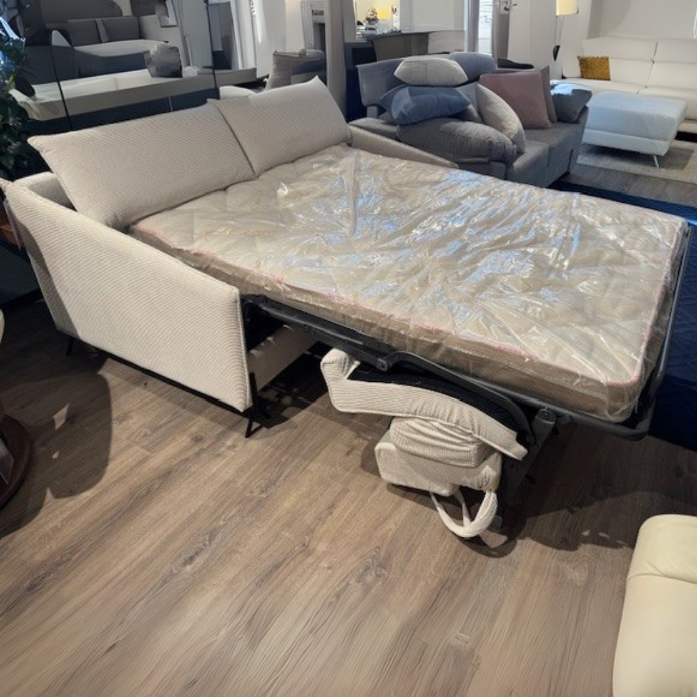 Sofá Cama modelo TURNER con apertura italiana abierto mostrando la cama