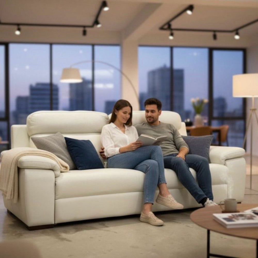 Sofá de 2 plazas en piel blanca con respaldo reclinable en salón disponible en Sidivani