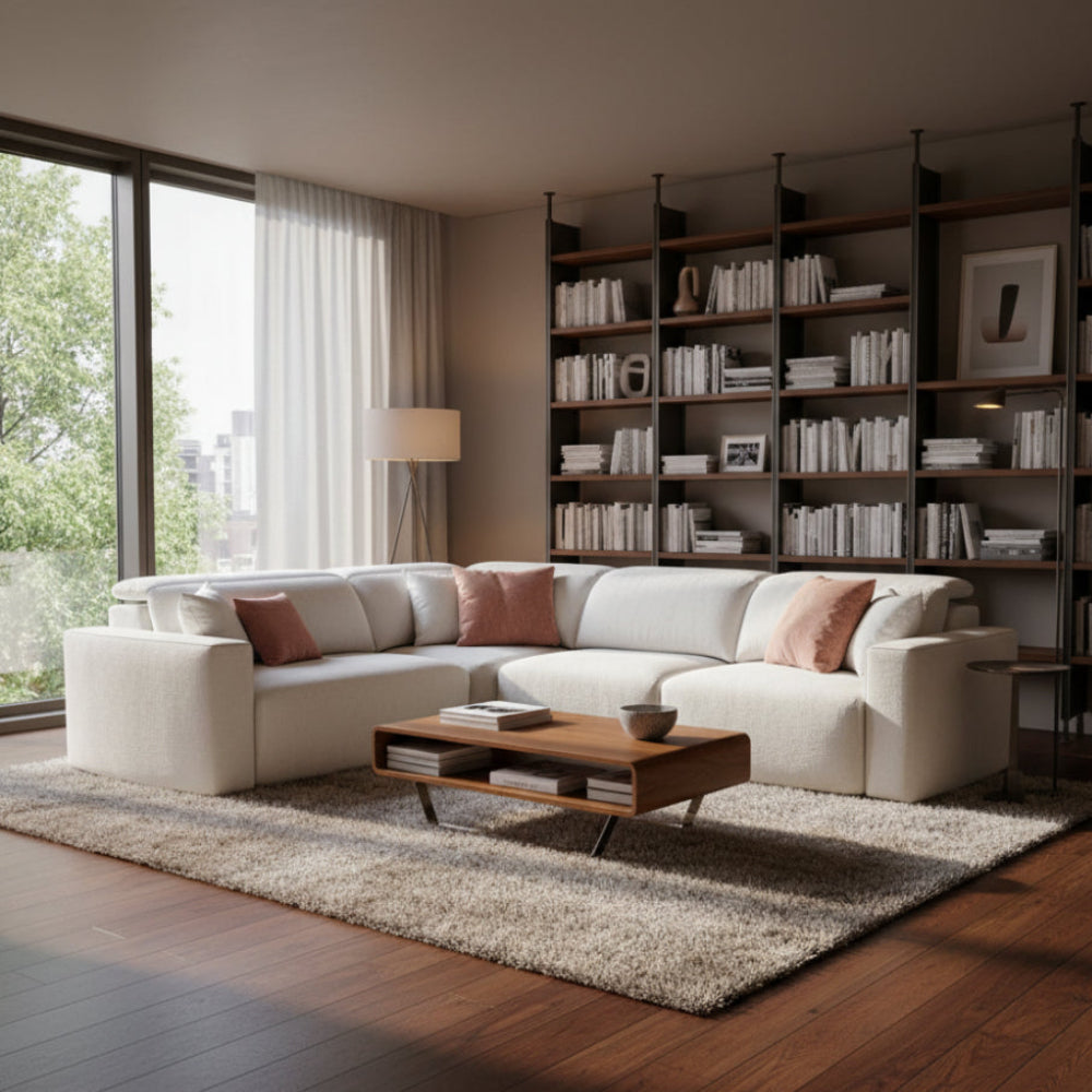 Sofá rinconera de tela blanca con cojines en salón disponible en Sidivani