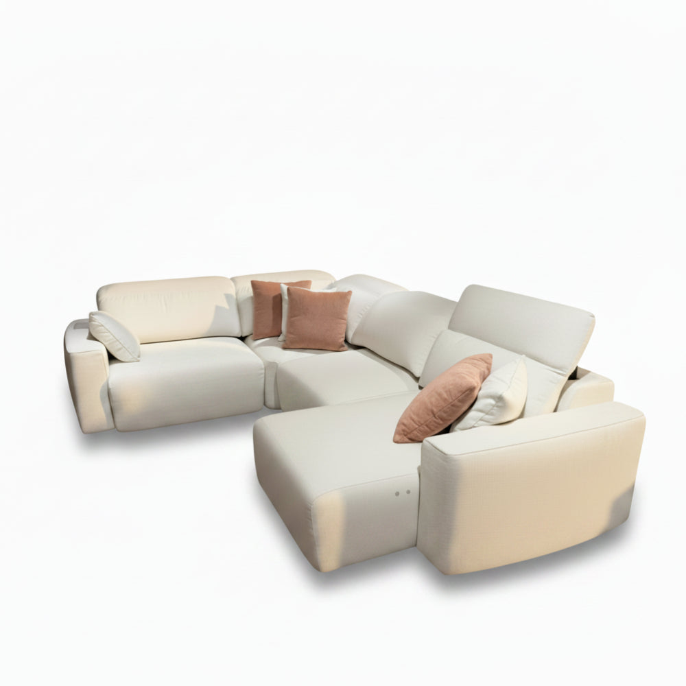 Sofá rinconera de tela blanca con reposacabezas reclinable disponible en Sidivani