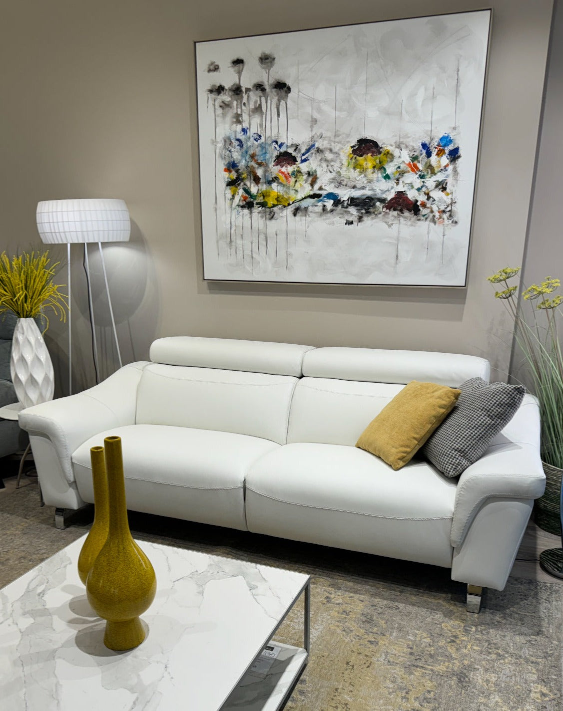 Sofá relax de diseño modelo PADOVA con cabezales eléctricos en piel blanca