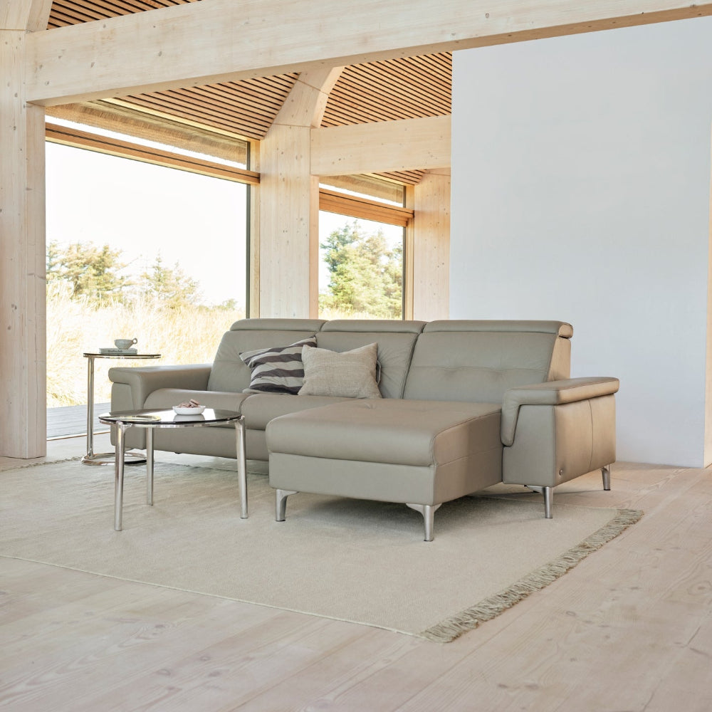 Sofá con Chaiselongue modelo ANNA A2 Long Seat Stressless® Power™ piel Paloma