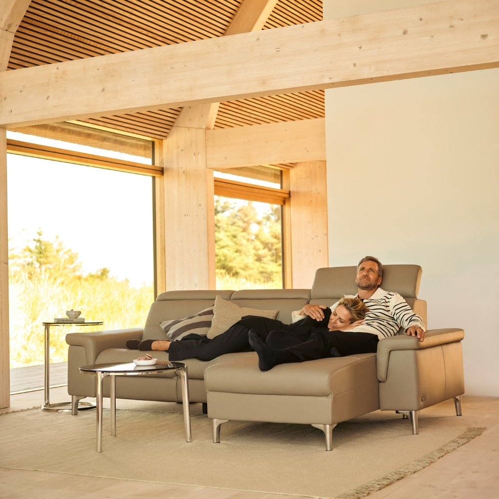 Sofá con Chaiselongue modelo ANNA A2 Long Seat Stressless® Power™ piel Paloma
