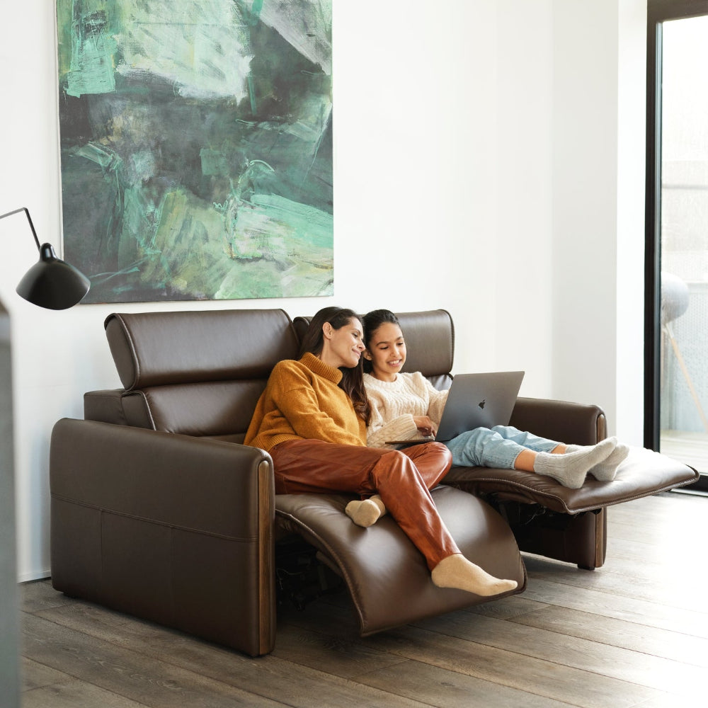 Sofá 2 plazas modelo EMILY Stressless® Power™ Brazo Madera piel Paloma