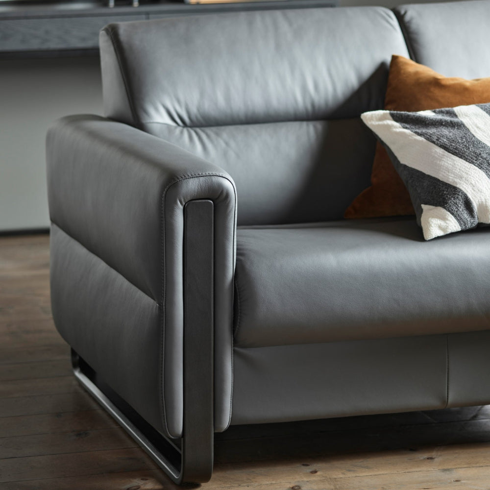 Sofá 2 plazas modelo FIONA Stressless® Comfort Zones™ Brazo WOOD piel Paloma