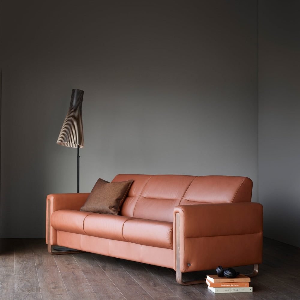 Sofá 3 plazas modelo FIONA Stressless® Comfort Zones™ Brazo WOOD piel Paloma