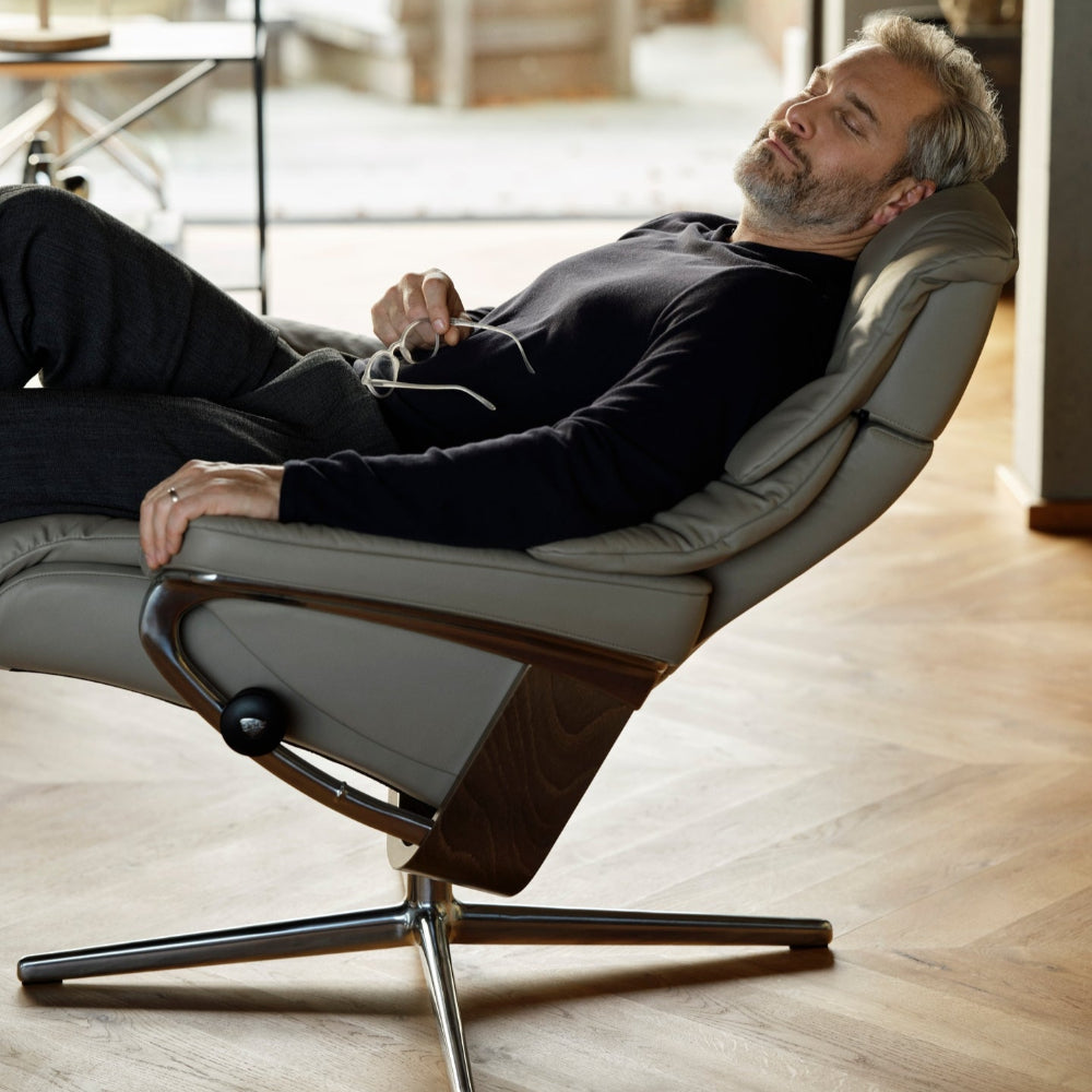 Sillón modelo RENO Cross Plus™ System BalanceAdapt™ de Stressless en piel Paloma