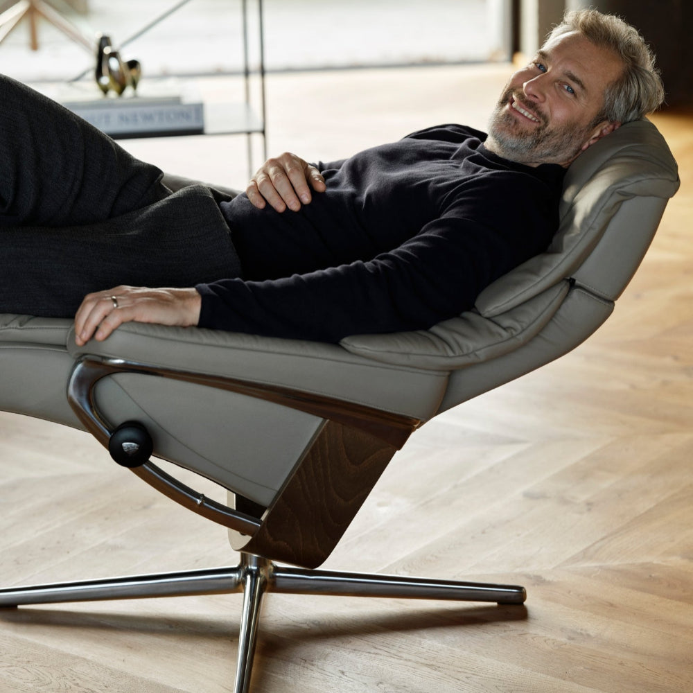 Sillón modelo RENO Cross Plus™ System BalanceAdapt™ de Stressless en piel Paloma