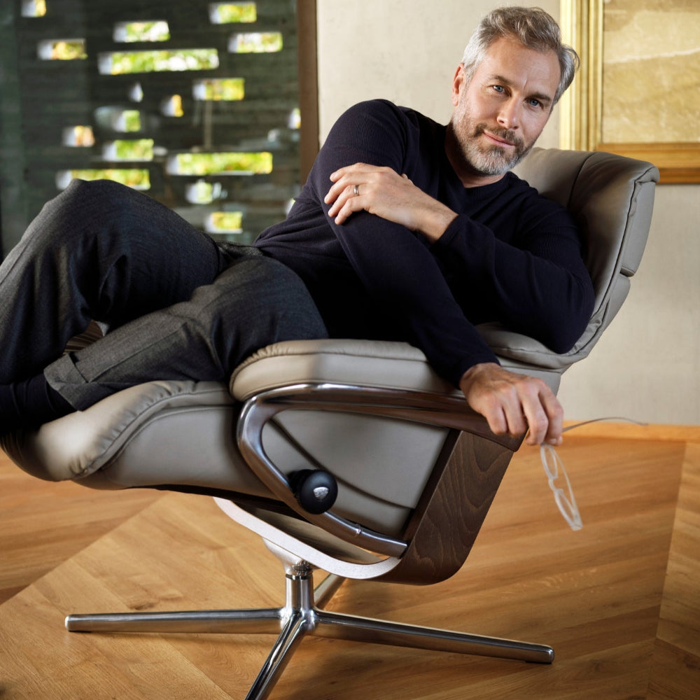 Sillón modelo RENO Cross Plus™ System BalanceAdapt™ de Stressless en piel Paloma