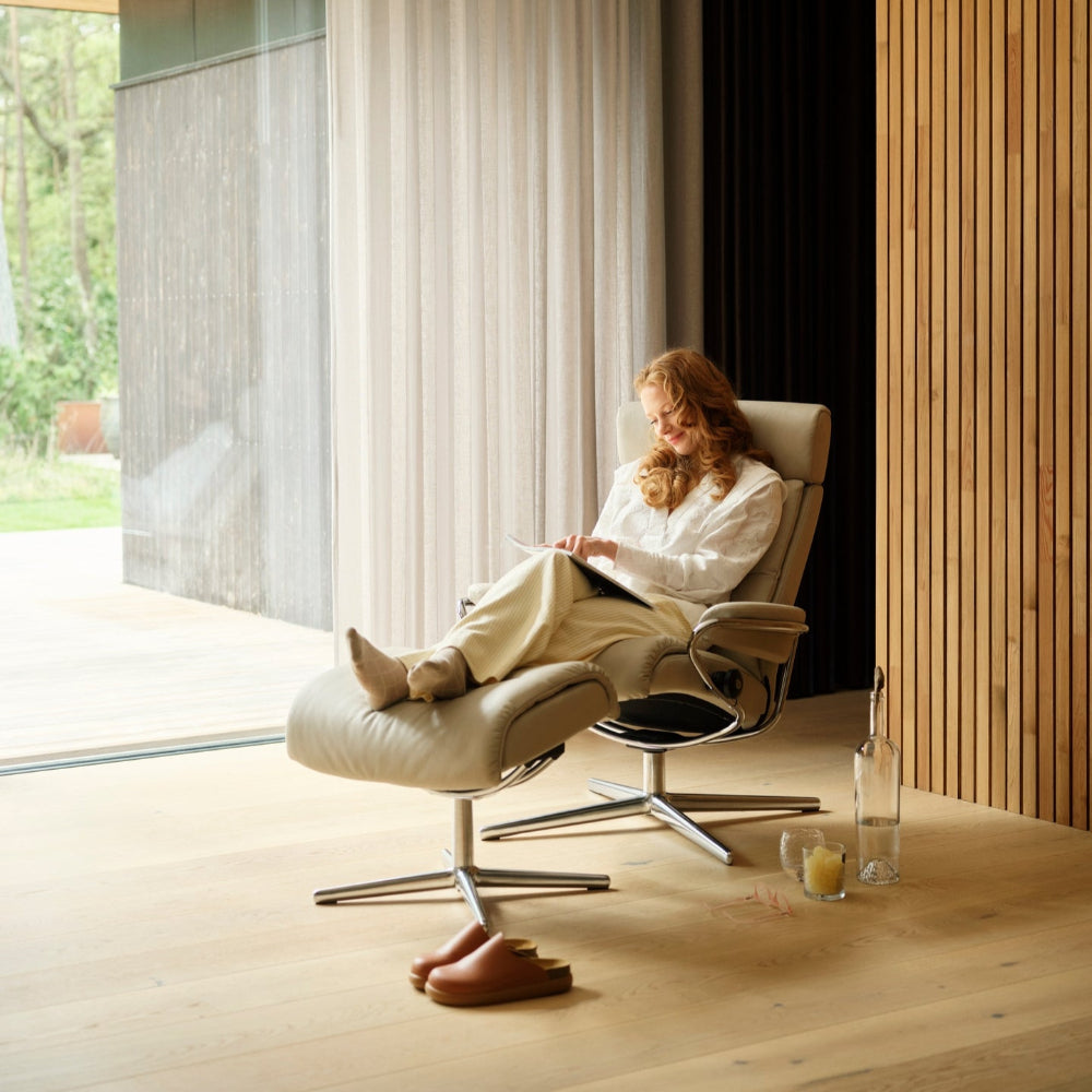 Sillón de Stressless® modelo TOKYO Pie Cross base Plus™ System BalanceAdapt™ piel Paloma