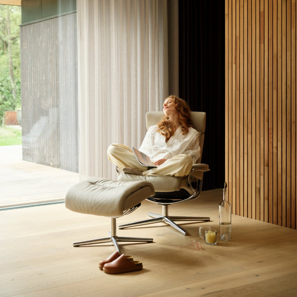 Sillón de Stressless® modelo TOKYO Pie Cross base Plus™ System BalanceAdapt™ piel Paloma