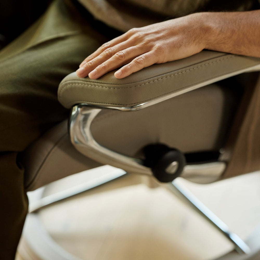Sillón modelo WING Signature Plus™ System BalanceAdapt™ en piel Paloma