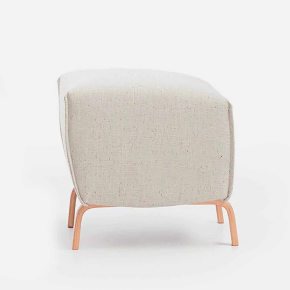 pouf en detalle a la venta con la butaca modelo yoko en sidivani