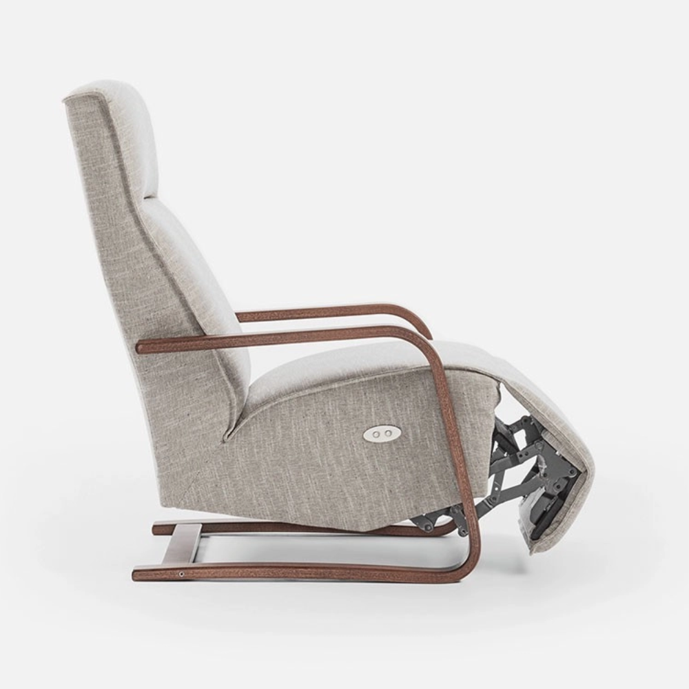 Butaca relax con reposapiés eléctrico modelo KISA con el reposapies abriendose