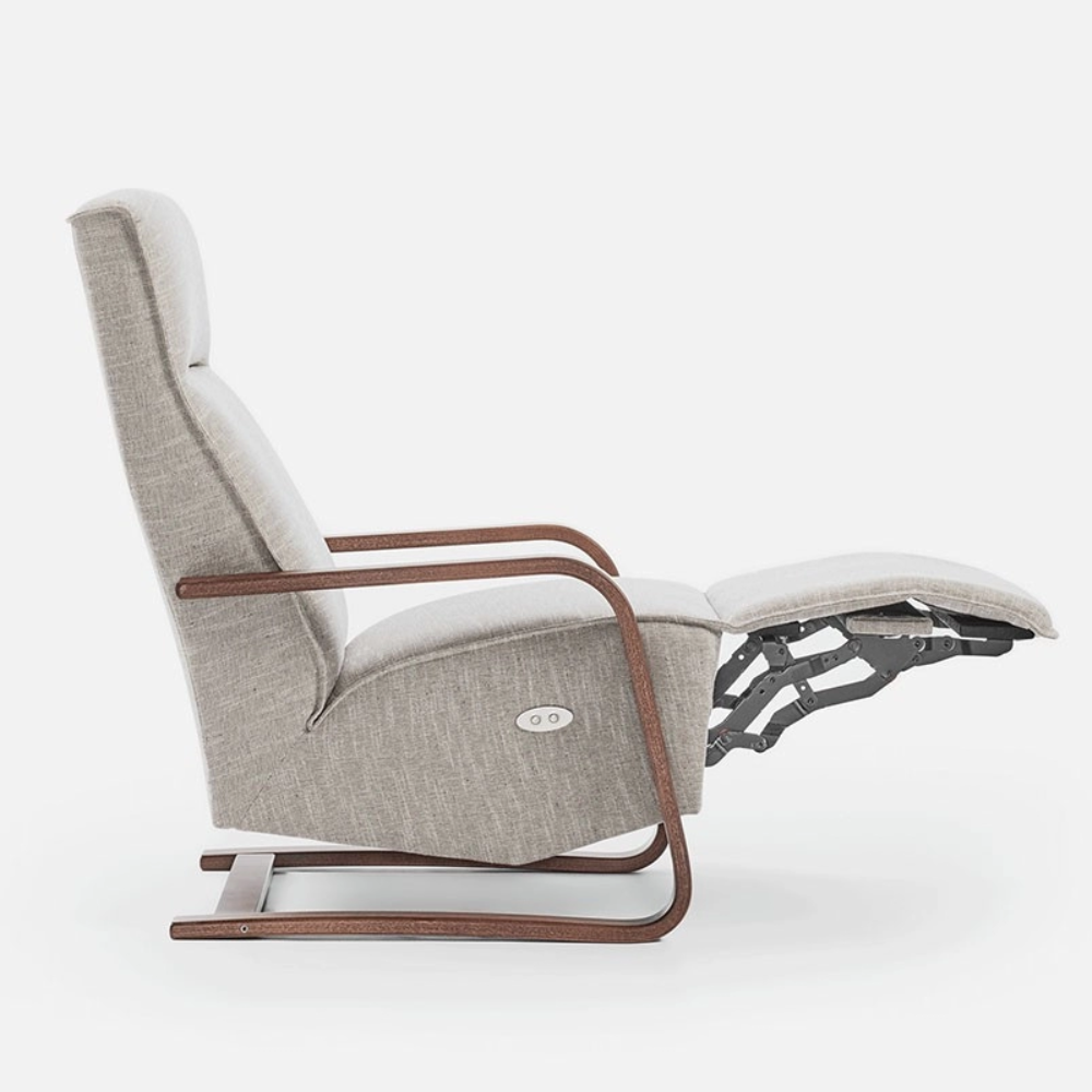 Butaca relax con reposapiés eléctrico modelo KISA con el reposapies abierto