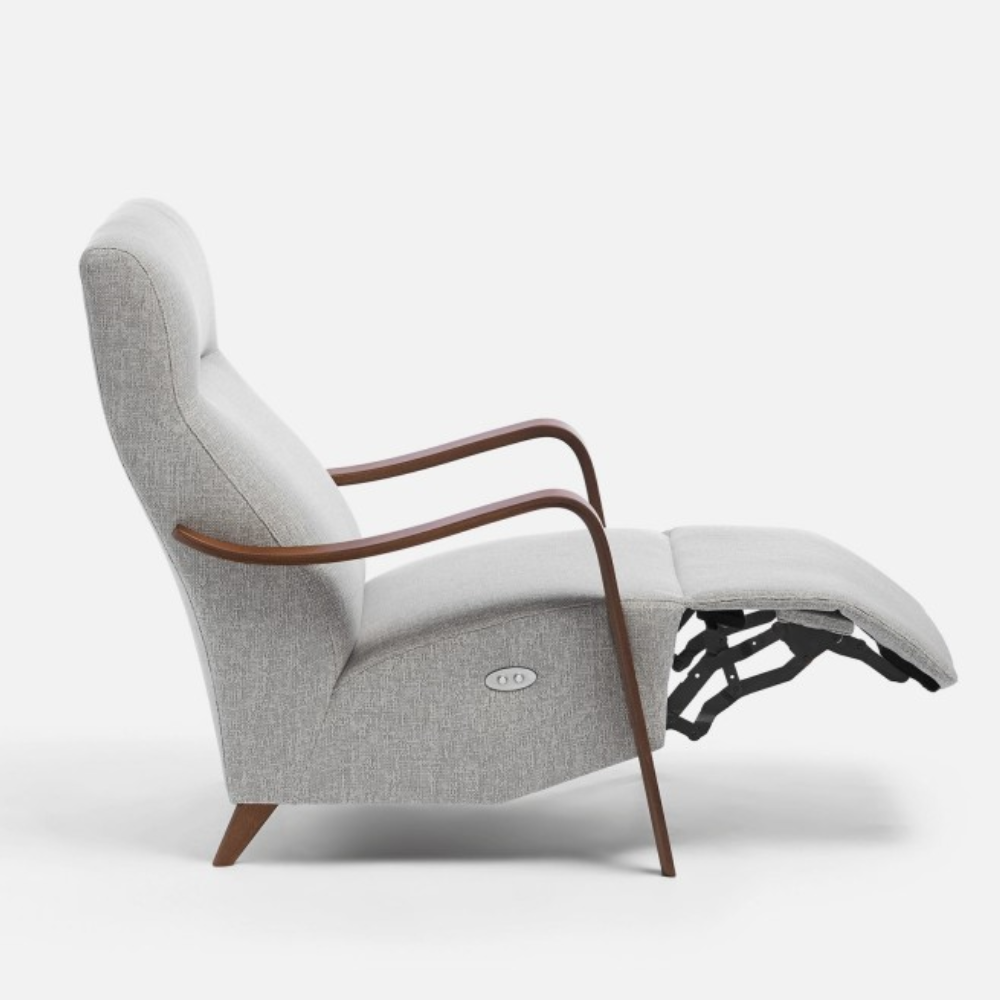 Butaca de diseño con apertura motorizada en reposapies modelo SIGMUND