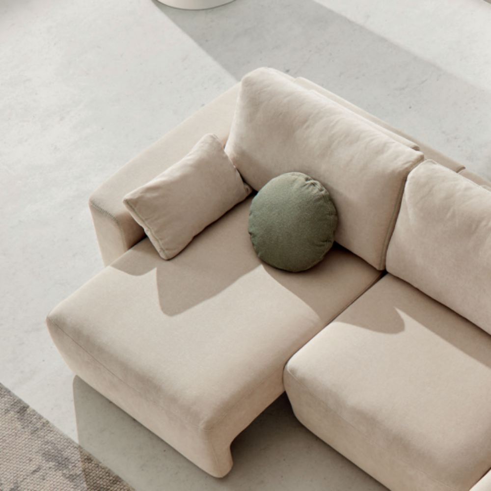 Sofá con tres asientos extraíbles a suelo motorizados modelo CLOUD