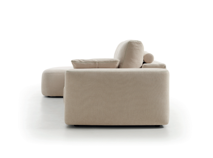Sofá de diseño modelo CLOUD con tres asientos extraíbles a suelo motorizados.