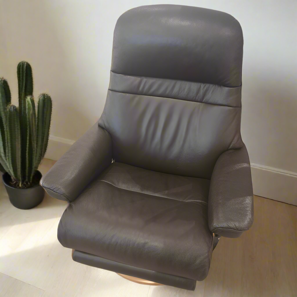 Sillón Stressless modelo SUNRISE Power Leg&back en un espacio neutro con un cactus detras