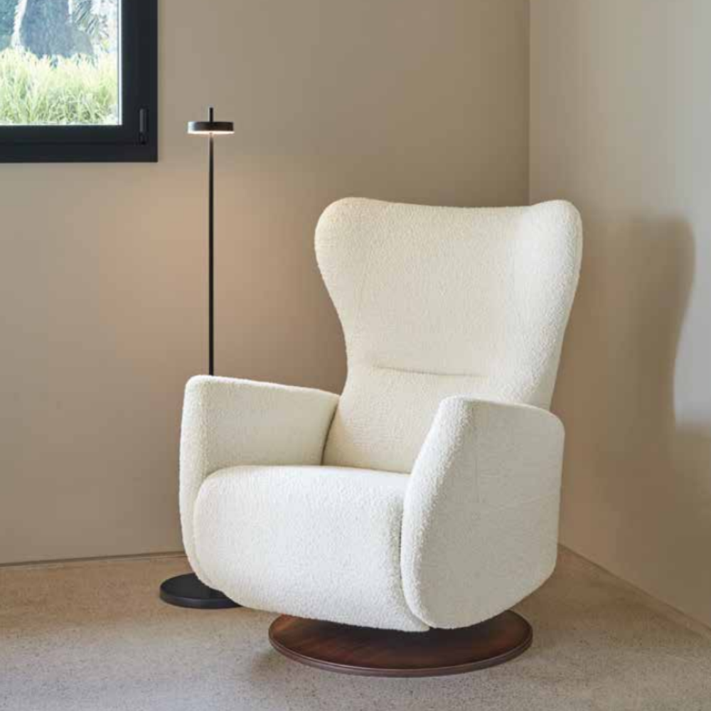 butaca giratoria modelo ayam con detalle de pie de disco