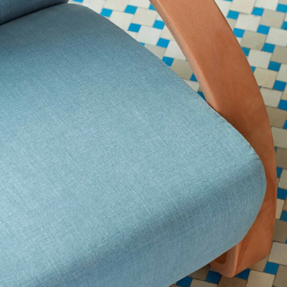 detalle de la Butaca mecedora de diseño nórdico modelo MESNI