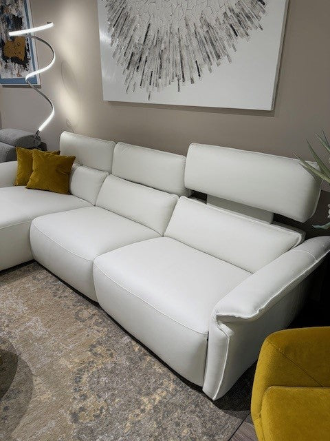 Chaiselongue modelo PUGLIA con cabezales eléctricos ajustables y asientos relax en piel.