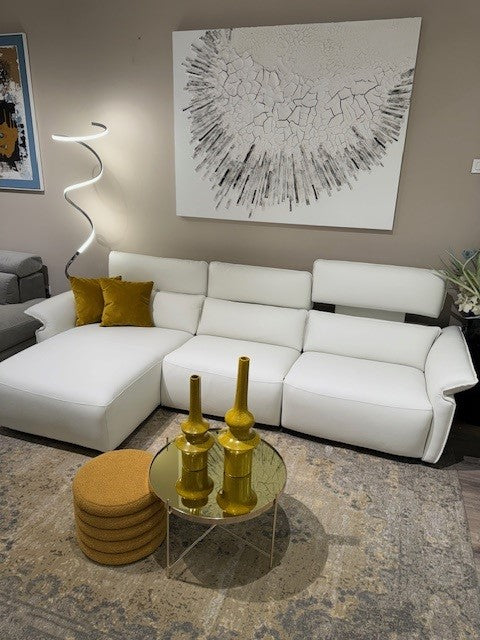 Chaiselongue modelo PUGLIA con cabezales eléctricos ajustables y asientos relax en piel.