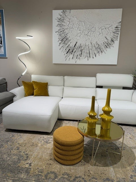 Chaiselongue modelo PUGLIA con cabezales eléctricos ajustables y asientos relax en piel.