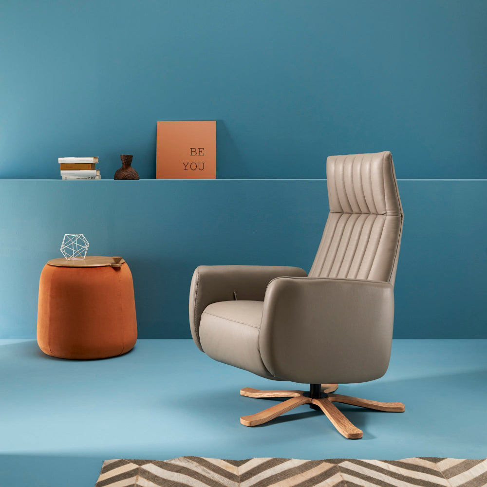 Sillón Relax giratoria de diseño modelo SEVENTY en piel natural flor