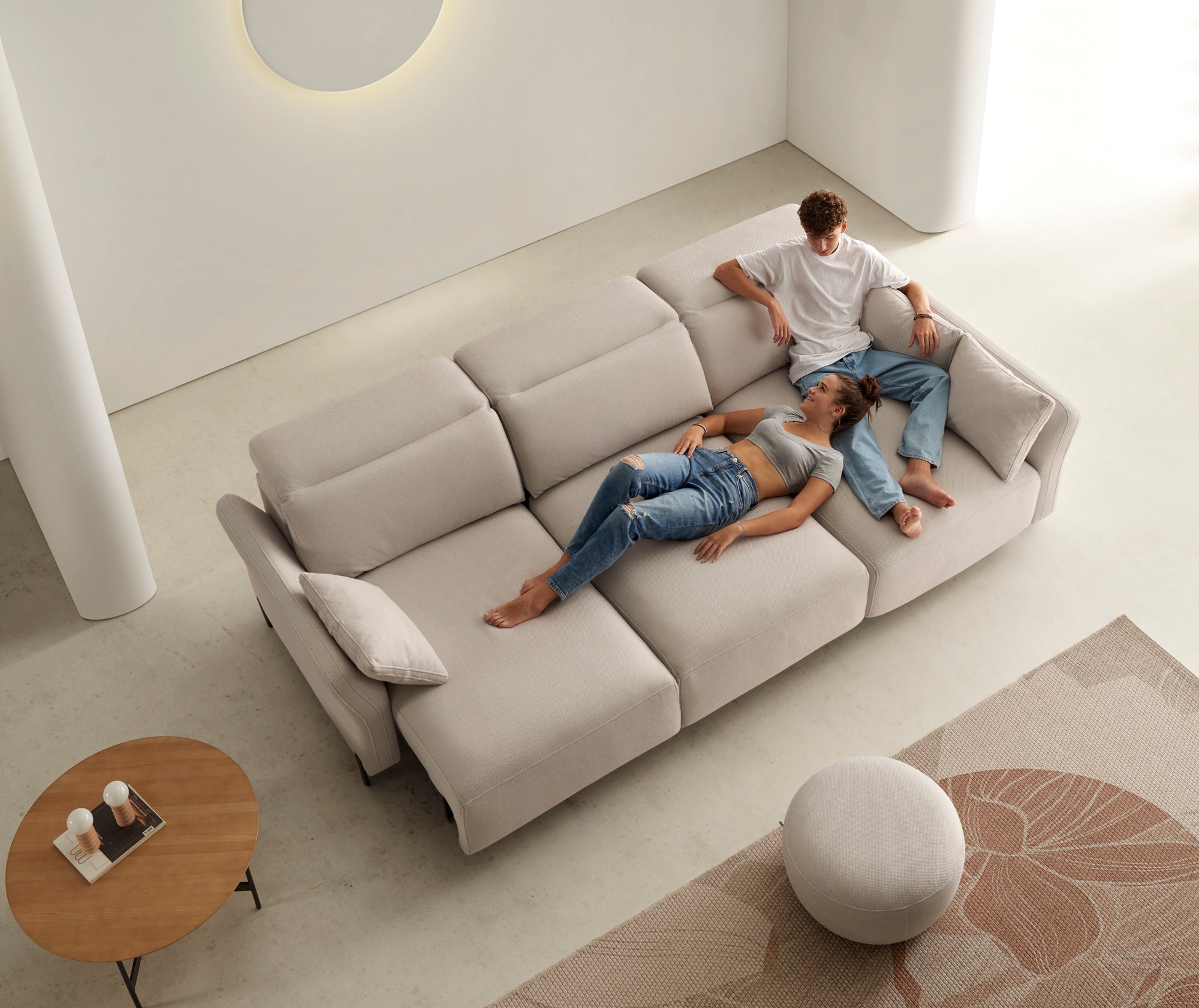 Chaiselongue de diseño con asientos deslizantes pata alta a suelo modelo ELOISA