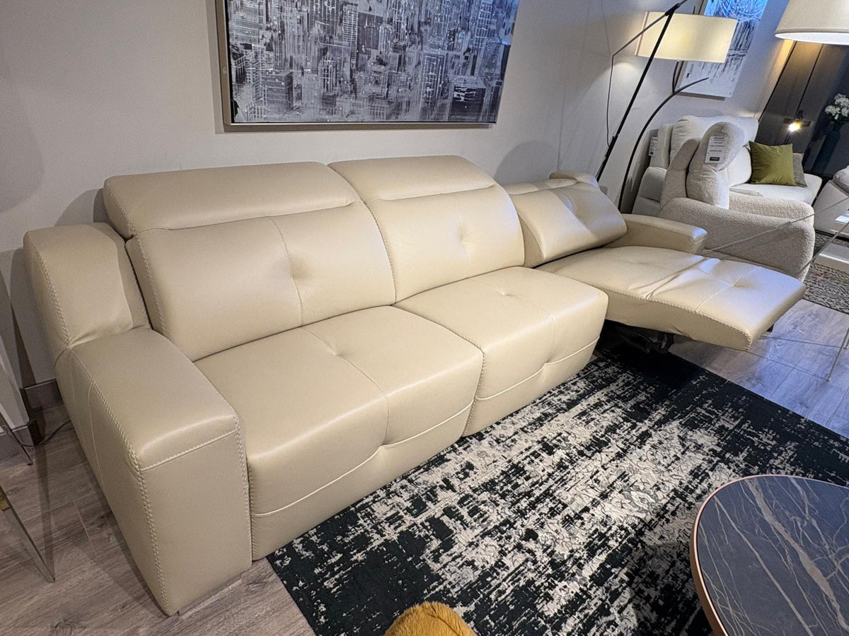 Sofá lineal modelo TRESOR con 2 asientos relax en piel