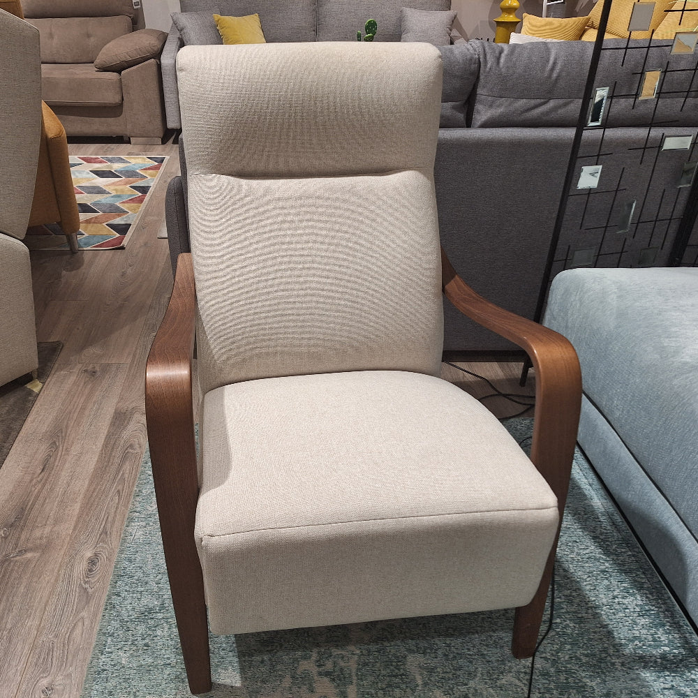 Butaca de diseño con apertura motorizada en reposapies modelo SIGMUND