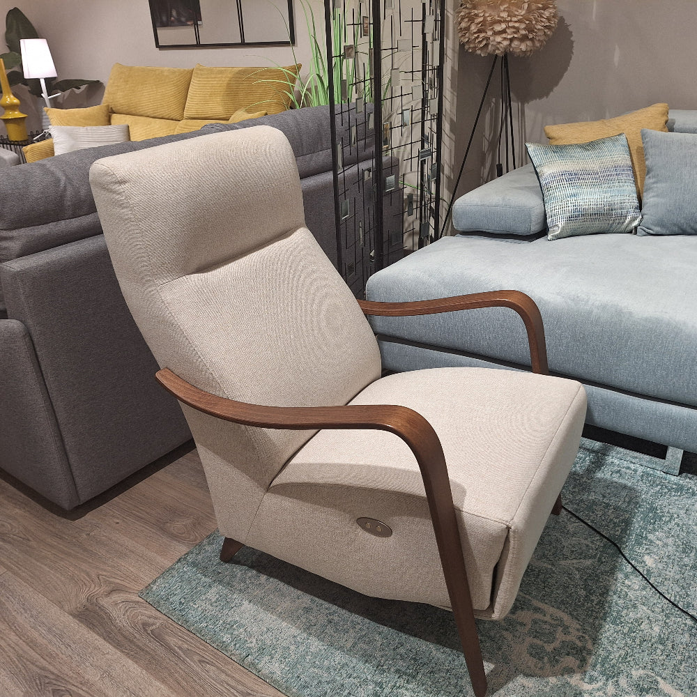 Butaca de diseño con apertura motorizada en reposapies modelo SIGMUND